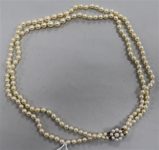 A double strand graduated cultured pearl necklace, with yellow metal and cultured pearl cluster clasp, 48cm.